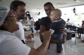 Festa em comemorao ao Dia das Criancas aps o treino desta manh no CT Joaquim Grava, no Parque Ecolgico do Tiete. O prximo jogo da equipe ser amanh, domingo, dia 13/10, contra o So Paulo, no estdio do Morumbi, vlido pela 28 rodada do Campeonato Brasileiro de 2013