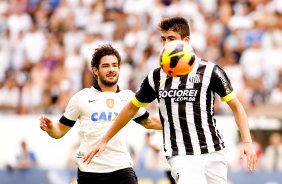 Alexandre do Corinthians disputa a bola com o jogador do Santos durante partida vlida pelo Brasileiro 2013. realizado na arena fonte luminosa