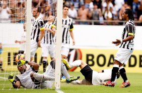 Lance do gol do jogador Douglas do Corinthians contra a equipe do Santos durante partida vlida pelo Brasileiro 2013. realizado na arena fonte luminosa