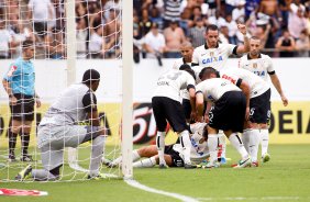 Lance do gol do jogador Douglas do Corinthians contra a equipe do Santos durante partida válida pelo Brasileiro 2013. realizado na arena fonte luminosa