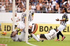 Lance do gol do jogador Douglas do Corinthians contra a equipe do Santos durante partida vlida pelo Brasileiro 2013. realizado na arena fonte luminosa