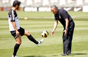 Douglas do Corinthians durante treino realizado no CT Joaquimm Grava