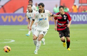 Douglas do Corinthians disputa a bola com o jogador Renato Caja do Vitoria durante partida vlida pelo campeonato Brasileiro 2013