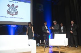 Edu Gaspar e Raul Correa recebem, respecitvamente, o Prmio Executivo de Futebol e Clube de Maior Transparncia em 2012, da Pluri Consultoria e Trevisan Escola de Negocios, durante o Seminario Business FC