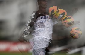 Durante o treino desta manhã no CT Joaquim Grava, no Parque Ecológico do Tiete. O próximo jogo da equipe será domingo, dia 10/11, contra o Fluminense, no estádio da Fonte Luminosa, em Araraquara/SP, válido pela 33ª rodada do Campeonato Brasileiro de 2013