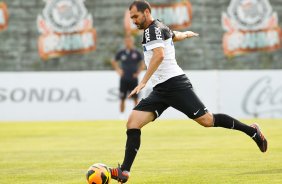 Danilo do Corinthians durante treino realizado no CT Joaquim Grava(