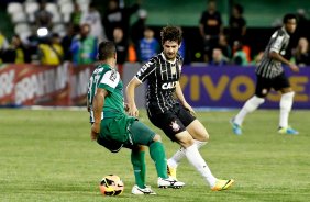 Alexandre Pato do Corinthians disputa a bola com o jogador Vellinton do Coritiba durante partida vlida pelo Campeonato Brasileiro, realizada no estdio Couto Pereira