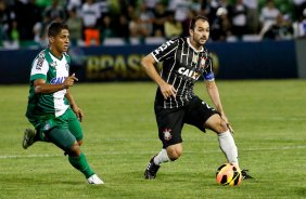 Danilo do Corinthians disputa a bola com o jogador Uellinton do Coritiba durante partida válida pelo Campeonato Brasileiro, realizada no estádio Couto Pereira