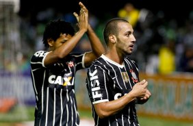 Guilherme do Corinthians comemora após marca gol contra a equipe do do Coritiba durante partida válida pelo Campeonato Brasileiro, realizada no estádio Couto Pereira