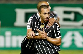 Guilherme do Corinthians comemora aps marca gol contra a equipe do do Coritiba durante partida vlida pelo Campeonato Brasileiro, realizada no estdio Couto Pereira