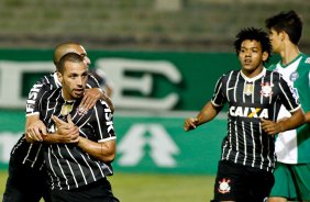 Guilherme do Corinthians comemora aps marca gol contra a equipe do do Coritiba durante partida vlida pelo Campeonato Brasileiro, realizada no estdio Couto Pereira