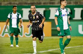 Guilherme do Corinthians comemora aps marca gol contra a equipe do do Coritiba durante partida vlida pelo Campeonato Brasileiro, realizada no estdio Couto Pereira