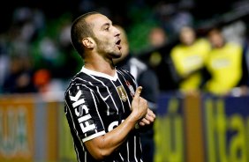 Guilherme do Corinthians comemora aps marca gol contra a equipe do do Coritiba durante partida vlida pelo Campeonato Brasileiro, realizada no estdio Couto Pereira