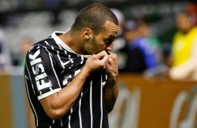 Guilherme do Corinthians comemora aps marca gol contra a equipe do do Coritiba durante partida vlida pelo Campeonato Brasileiro, realizada no estdio Couto Pereira