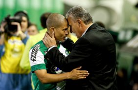 O tcnico Tite do Corinthians e o jogador lexdo Coritiba durante partida vlida pelo Campeonato Brasileiro, realizada no estdio Couto Pereira