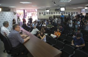 O presidente Mario Gobbi anuncia a saida do tcnico Tite aps o durante o treino desta manh no CT Joaquim Grava, no Parque Ecolgico do Tiete. O prximo jogo da equipe ser domingo, dia 17/11, contra o Vasco/RJ, no estdio do Pacaembu, vlido pela 35 rodada do Campeonato Brasileiro de 2013