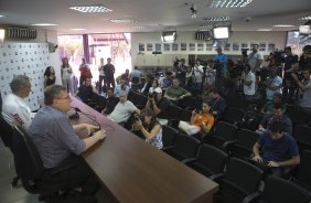 O presidente Mario Gobbi anuncia a saida do tcnico Tite aps o durante o treino desta manh no CT Joaquim Grava, no Parque Ecolgico do Tiete. O prximo jogo da equipe ser domingo, dia 17/11, contra o Vasco/RJ, no estdio do Pacaembu, vlido pela 35 rodada do Campeonato Brasileiro de 2013