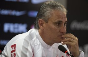 O presidente Mario Gobbi anuncia a saida do tcnico Tite aps o durante o treino desta manh no CT Joaquim Grava, no Parque Ecolgico do Tiete. O prximo jogo da equipe ser domingo, dia 17/11, contra o Vasco/RJ, no estdio do Pacaembu, vlido pela 35 rodada do Campeonato Brasileiro de 2013