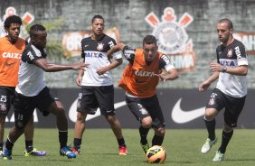 Durante o treino desta manh no CT Joaquim Grava, no Parque Ecolgico do Tiete. O prximo jogo da equipe ser sbado, dia 07/12, contra o Nautico/PE, na Arena Pernambuco, vlido pela 38 rodada do Campeonato Brasileiro de 2013