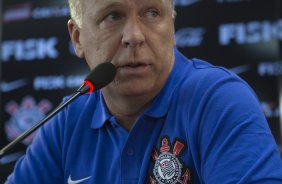 O técnico Mano Menezes e apresentado a imprensa na reapresentacao do time do Corinthians para o ano de 2014