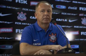 O técnico Mano Menezes e apresentado a imprensa na reapresentacao do time do Corinthians para o ano de 2014