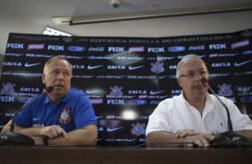 O técnico Mano Menezes e apresentado a imprensa na reapresentacao do time do Corinthians para o ano de 2014
