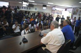 O técnico Mano Menezes e apresentado a imprensa na reapresentacao do time do Corinthians para o ano de 2014