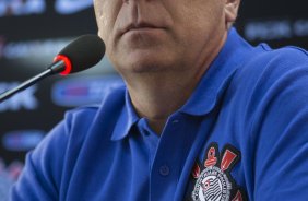 O técnico Mano Menezes e apresentado a imprensa na reapresentacao do time do Corinthians para o ano de 2014