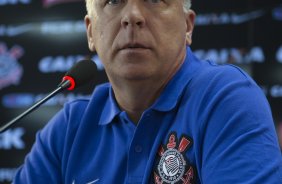 O técnico Mano Menezes e apresentado a imprensa na reapresentacao do time do Corinthians para o ano de 2014