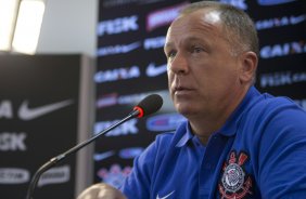 O técnico Mano Menezes e apresentado a imprensa na reapresentacao do time do Corinthians para o ano de 2014