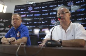 O técnico Mano Menezes e apresentado a imprensa na reapresentacao do time do Corinthians para o ano de 2014