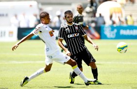 O jogador, do Santos disputa bola com o jogador Airton, do Corinthians em partida vlida pela final da Copa So Paulo de futebol Junior, no estdio do Pacaembu, durante a manh deste sbado