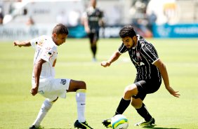 O jogador, do Santos disputa bola com o jogador Airton, do Corinthians em partida vlida pela final da Copa So Paulo de futebol Junior, no estdio do Pacaembu, durante a manh deste sbado