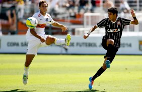 O jogador, do Santos disputa bola com o jogador Leo, do Corinthians em partida vlida pela final da Copa So Paulo de futebol Junior, no estdio do Pacaembu, durante a manh deste sbado