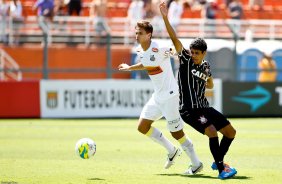 O jogador, do Santos disputa bola com o jogador Leo, do Corinthians em partida vlida pela final da Copa So Paulo de futebol Junior, no estdio do Pacaembu, durante a manh deste sbado