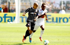 O jogador, do Santos disputa bola com o jogador Lucao, do Corinthians em partida vlida pela final da Copa So Paulo de futebol Junior, no estdio do Pacaembu, durante a manh deste sbado