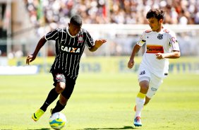 O jogador, do Santos disputa bola com o jogador Malcom, do Corinthians em partida vlida pela final da Copa So Paulo de futebol Junior, no estdio do Pacaembu, durante a manh deste sbado