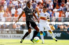 O jogador, do Santos disputa bola com o jogador Ze Paulo, do Corinthians em partida vlida pela final da Copa So Paulo de futebol Junior, no estdio do Pacaembu, durante a manh deste sbado