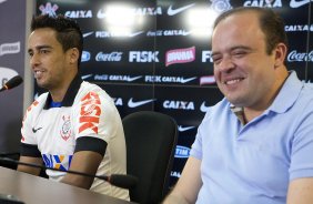 O meia Jadson, ex-Sao Paulo,  apresentado pelo diretor de futebl Ronaldo Ximenes, antes do treino esta manh no CT Joaquim Grava, Parque Ecolgico do Tiete, zona leste da cidade. O prximo jogo da equipe ser amanh, dia 16/02, domingo, contra Palmeiras, no estdio do Pacaembu, vlido pela 8 rodada do Campeonato Paulista 2014