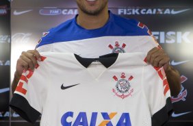 O meia Jadson, ex-Sao Paulo,  apresentado pelo diretor de futebl Ronaldo Ximenes, antes do treino esta manh no CT Joaquim Grava, Parque Ecolgico do Tiete, zona leste da cidade. O prximo jogo da equipe ser amanh, dia 16/02, domingo, contra Palmeiras, no estdio do Pacaembu, vlido pela 8 rodada do Campeonato Paulista 2014