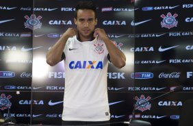 O meia Jadson, ex-Sao Paulo,  apresentado pelo diretor de futebl Ronaldo Ximenes, antes do treino esta manh no CT Joaquim Grava, Parque Ecolgico do Tiete, zona leste da cidade. O prximo jogo da equipe ser amanh, dia 16/02, domingo, contra Palmeiras, no estdio do Pacaembu, vlido pela 8 rodada do Campeonato Paulista 2014
