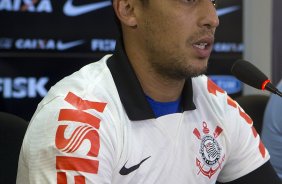 O meia Jadson, ex-Sao Paulo,  apresentado pelo diretor de futebl Ronaldo Ximenes, antes do treino esta manh no CT Joaquim Grava, Parque Ecolgico do Tiete, zona leste da cidade. O prximo jogo da equipe ser amanh, dia 16/02, domingo, contra Palmeiras, no estdio do Pacaembu, vlido pela 8 rodada do Campeonato Paulista 2014