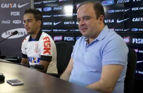 O meia Jadson, ex-Sao Paulo,  apresentado pelo diretor de futebl Ronaldo Ximenes, antes do treino esta manh no CT Joaquim Grava, Parque Ecolgico do Tiete, zona leste da cidade. O prximo jogo da equipe ser amanh, dia 16/02, domingo, contra Palmeiras, no estdio do Pacaembu, vlido pela 8 rodada do Campeonato Paulista 2014
