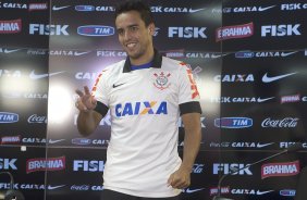 O meia Jadson, ex-Sao Paulo,  apresentado pelo diretor de futebl Ronaldo Ximenes, antes do treino esta manh no CT Joaquim Grava, Parque Ecolgico do Tiete, zona leste da cidade. O prximo jogo da equipe ser amanh, dia 16/02, domingo, contra Palmeiras, no estdio do Pacaembu, vlido pela 8 rodada do Campeonato Paulista 2014