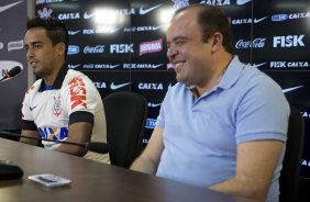O meia Jadson, ex-Sao Paulo,  apresentado pelo diretor de futebl Ronaldo Ximenes, antes do treino esta manh no CT Joaquim Grava, Parque Ecolgico do Tiete, zona leste da cidade. O prximo jogo da equipe ser amanh, dia 16/02, domingo, contra Palmeiras, no estdio do Pacaembu, vlido pela 8 rodada do Campeonato Paulista 2014