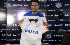 O meia Jadson, ex-Sao Paulo,  apresentado pelo diretor de futebl Ronaldo Ximenes, antes do treino esta manh no CT Joaquim Grava, Parque Ecolgico do Tiete, zona leste da cidade. O prximo jogo da equipe ser amanh, dia 16/02, domingo, contra Palmeiras, no estdio do Pacaembu, vlido pela 8 rodada do Campeonato Paulista 2014