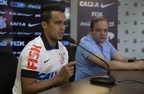 O meia Jadson, ex-Sao Paulo,  apresentado pelo diretor de futebl Ronaldo Ximenes, antes do treino esta manh no CT Joaquim Grava, Parque Ecolgico do Tiete, zona leste da cidade. O prximo jogo da equipe ser amanh, dia 16/02, domingo, contra Palmeiras, no estdio do Pacaembu, vlido pela 8 rodada do Campeonato Paulista 2014