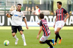 Bruno Henrique do Corinthians disputa a bola com o jogador Osvaldo do So Paulo durante partida vlida pelo Paulista 09/03/2014 Rodrigo coca/Fotoena