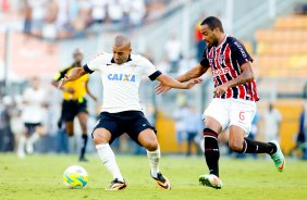 Do Corinthians disputa a bola com o jogador do São Paulo durante partida válida pelo Paulista 09/03/2014 Rodrigo coca/Fotoena