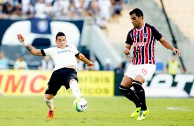 Do Corinthians disputa a bola com o jogador do São Paulo durante partida válida pelo Paulista 09/03/2014 Rodrigo coca/Fotoena